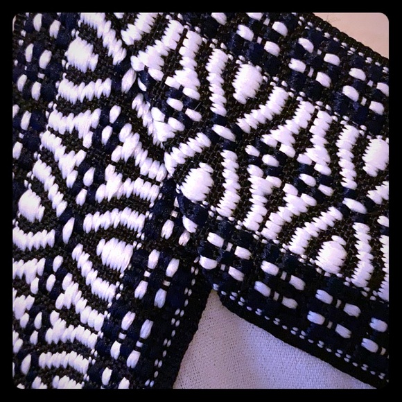 White tank top embroidered fabric detail medium - Picture 6 of 6